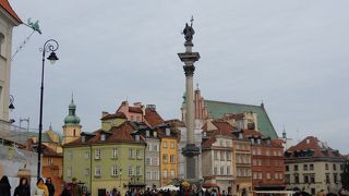 街の復興の形はいろいろとあると思いますが、ワルシャワの人たちは「復元」を選択しました