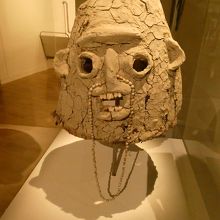 企画展の作品の一部、パプアニューギニアの泥のお面