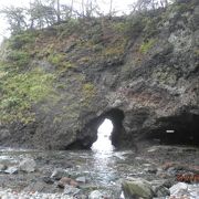 日本海の断崖絶壁、奇岩のある景観
