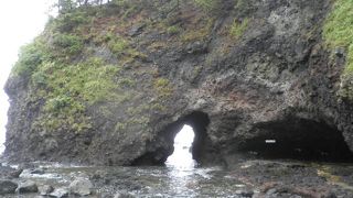 日本海の断崖絶壁、奇岩のある景観