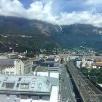 山々を背景に線路があり、駅を発着する列車がよく見えました