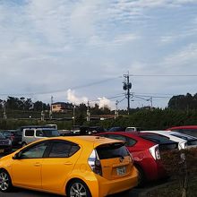 駐車場には沢山の旅行中の車が泊まっています