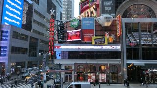 タイムズスクエァでお土産を買うのに寄りました