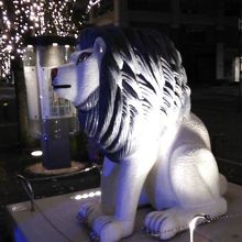 ライトアップされた木々を背景に眺める彫刻作品も見事です