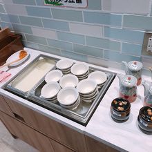 おかわり自由、タレが4種、お玉に穴が開いている。