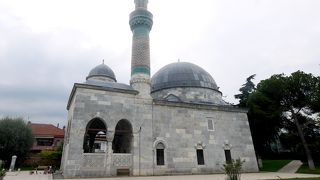 緑色のミナレットが印象的　中は子供の遊び場になっていた