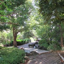 北西側から入って直ぐの様子(漢方醫学復興之地の石碑は左手)