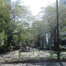 甘酒横丁から南東側の出入口(勧進帳の弁慶像が見えます)