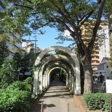 南東側から入って直ぐの様子(アーチ門がお出迎え)