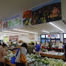 1階の青果や特産品の売り場は広い