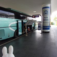 空港の端っこにありますが、バスに乗って地下鉄の駅へ行きます。