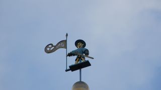 私の認識は、屋根に「トーマスおじさん」が有る建物でした。