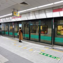 ホームドアが完全ガラス張りで大変見易いし安全