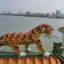 塔の屋根の上にも虎さん居るってご存じ？