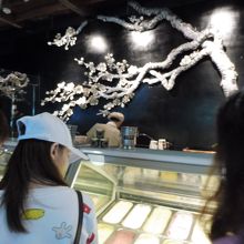 黒の内装に梅の木が中国的