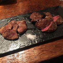 信玄鶏レバーとハツの炭火焼き