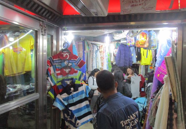 夏物衣服の特売イベントが開催