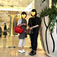 チェックアウト後、1階入り口で。