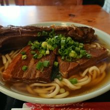 田そばにソーキをトッピング。