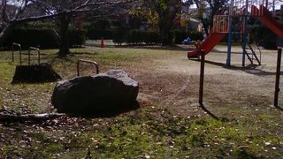 大内家の築山館跡にあります。