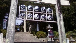 馬の木像に注目。