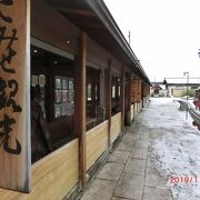 中町こみせ通りの面白い建屋に幾つかある飲食店の一つ