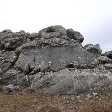岩の表面に最後の王シュピルリウマ2世の偉業が書かれている
