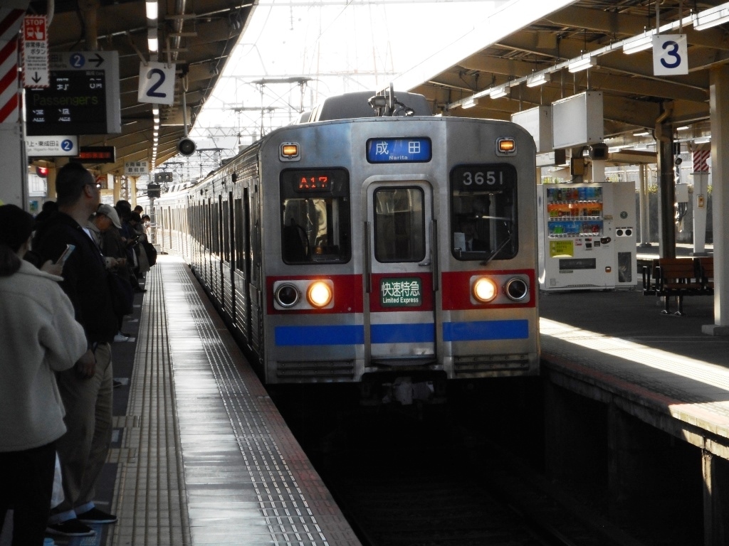 日中に登場、快特電車