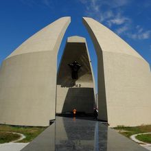 第二次世界大戦戦死者慰霊記念塔の中央部には…、