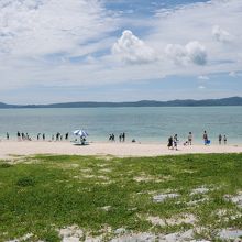 古宇利大橋のたもとにあるビーチです。島側です。