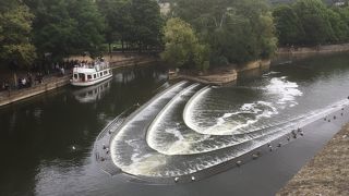 蜂蜜色の建物がある温泉地