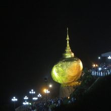 ライトアップされたゴールデンロック