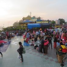 ゴールデンロック前の広場