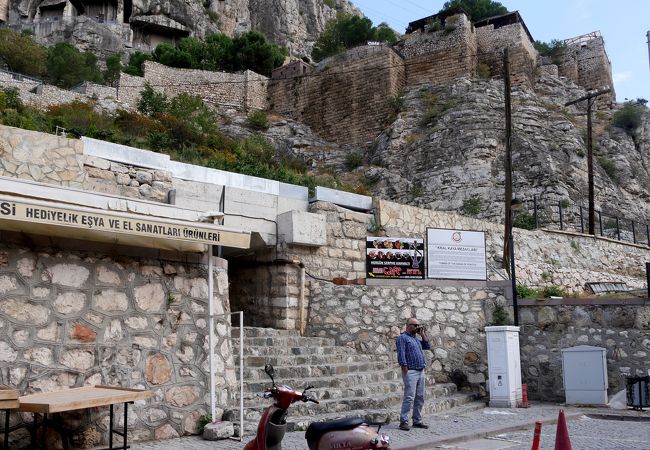 アマスヤの岩窟墳墓は複雑なアナトリアの歴史を垣間見ることができる場所だ