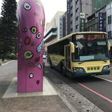 屏東美術館前のバス停とバス