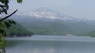 ダム湖の向こうに旭岳
