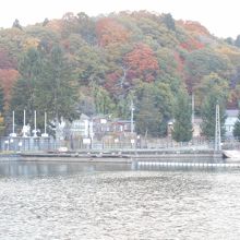 湖岸の山は紅葉に染まる。