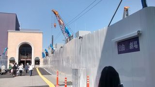 自由劇場の入り口がきれいでした