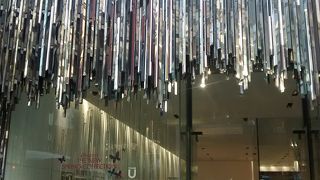 きらびやかな店頭の飾りがたいへん目立ちます。