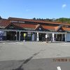 261号線を走っていくと、酒蔵風の平屋建ての道の駅が見えます