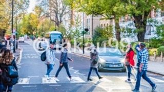 車がひっきりなしで通るので、ビートルズのような写真は撮れないと思った方がいいですよ。