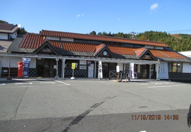 261号線を走っていくと、酒蔵風の平屋建ての道の駅が見えます