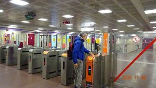 地下鉄にはスリが多い！というので警戒していたのですが。