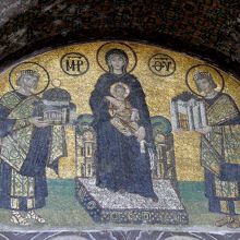 ユスティニアヌスがアヤソフィアなどを聖母子にささげる