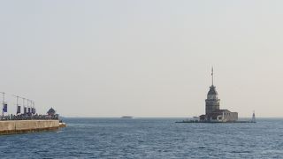 レストランがあるらしいが，ボスボラス海峡クルーズの中からよく見える