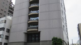 オフィスビルのような外観