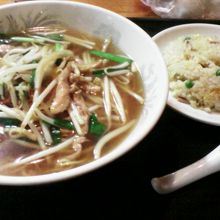 「サンマー麺＋チャーハン（780円＋税）」を注文。