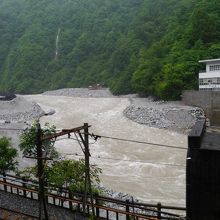 雨の日はごうごうと川が流れます。