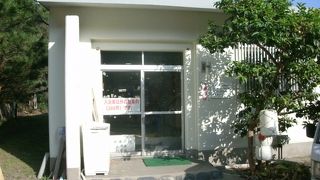 海岸沿いにあるひなびた風情の銭湯