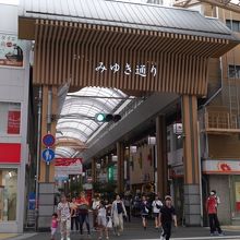 商店街出入り口。